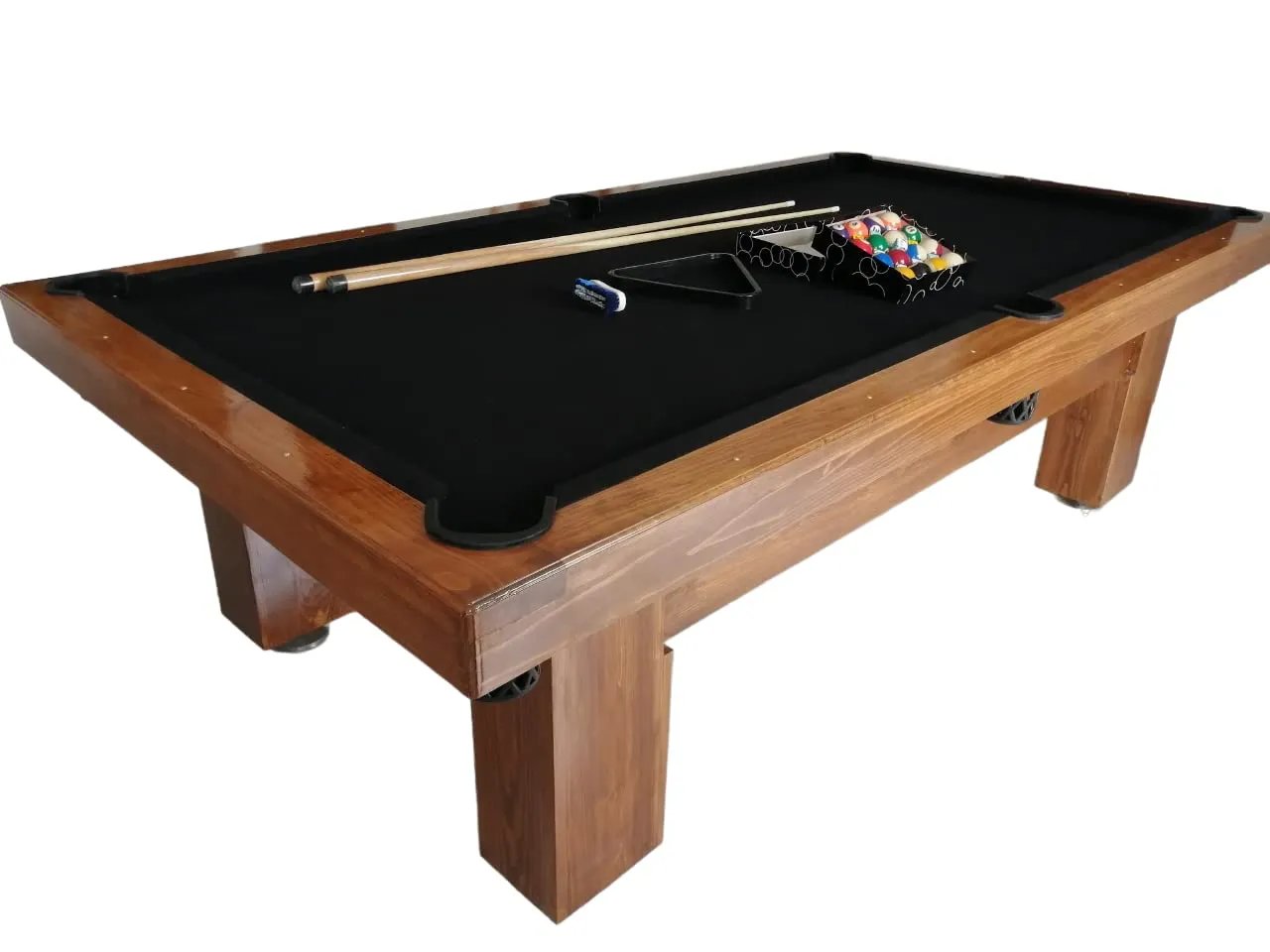 Mesa de billar de madera con tacos, triángulo y bolas, lista para jugar